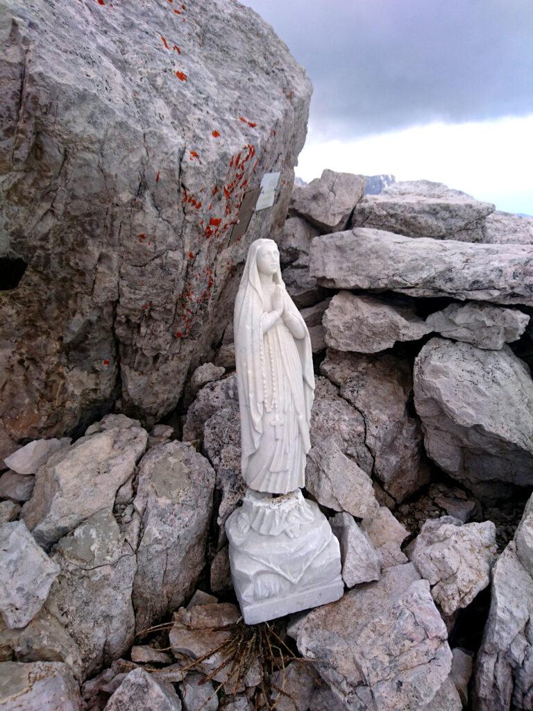 La Madonnina di vetta del Castelletto Inferiore sotto alla quale si trova la cassettina con il libro di vetta