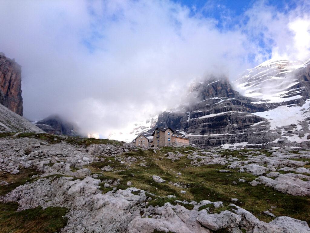 Dopo lunga ravanata in discesa su neve torniamo finalmente al Tuckett. E' piuttosto tardi quindi puntiamo decisi verso valle