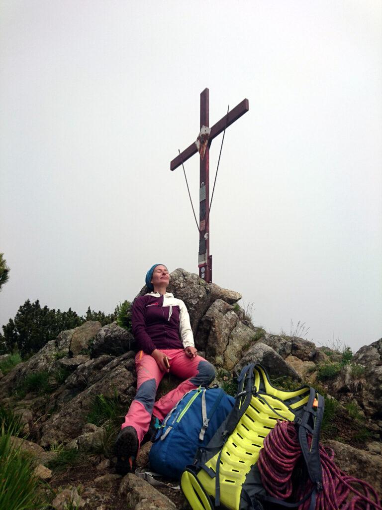 Erica riposa qualche minuto prima della discesa dal Monte Nero