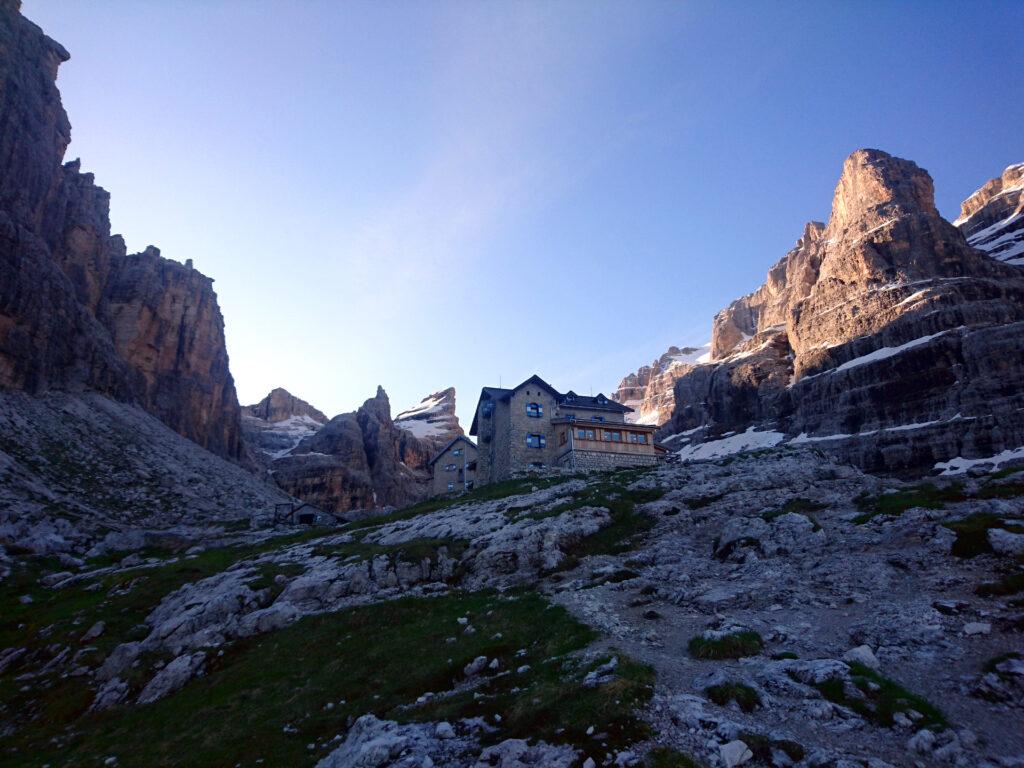 Arriviamo al Rifugio Tuckett di prima mattina con il sole che sta iniziando a spuntare dal versante est