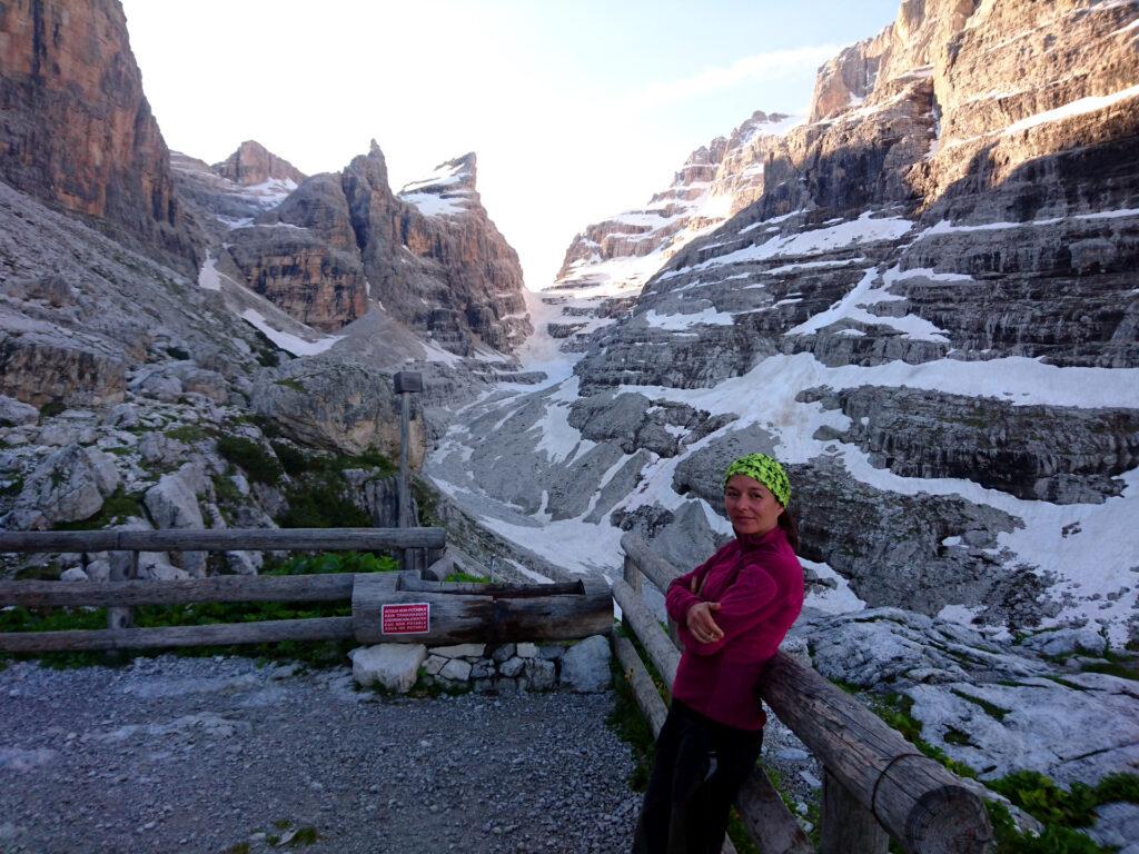 Erica riposa 5 minuti sul terrazzo del rifugio prima di risalire la Bocca di Tuckett