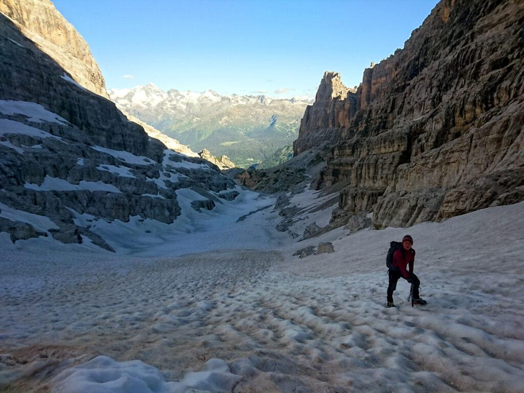 Erica nella prima parte della Bocca di Tuckett su neve perfettamente rigelata