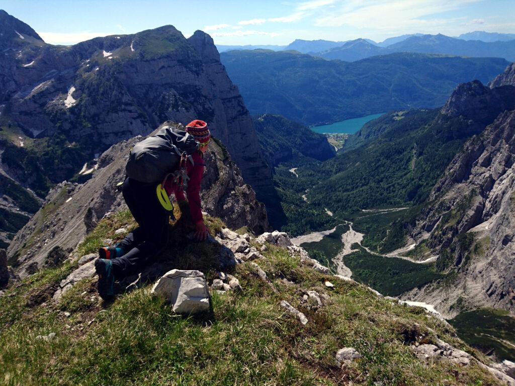 Erica osserva lo strapiombo sotto di noi in posizione accovacciata. Non si capisce ma c&#039;è un bel salto!