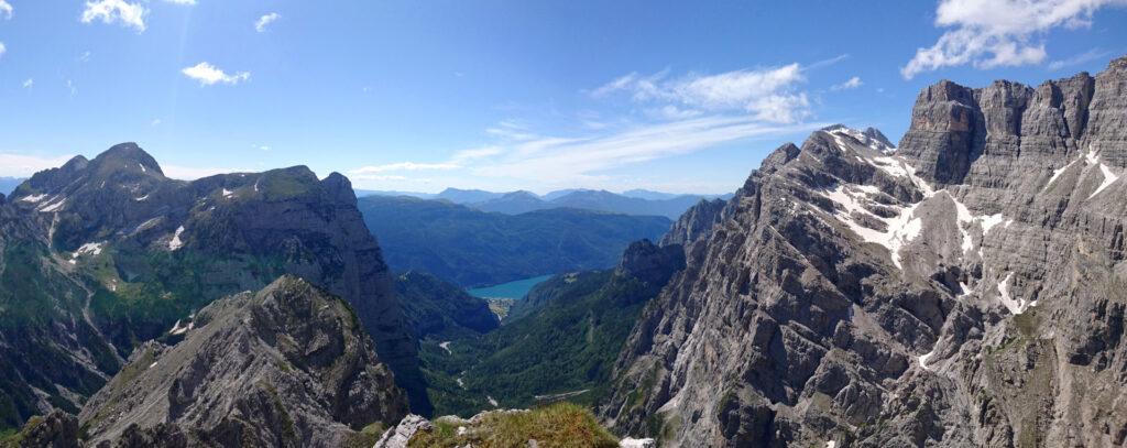 Vista panoramica dallo spallone erboso. Sulla sinistra il profilo verticale del Croz dell&#039;Altissimo ancora in ombra