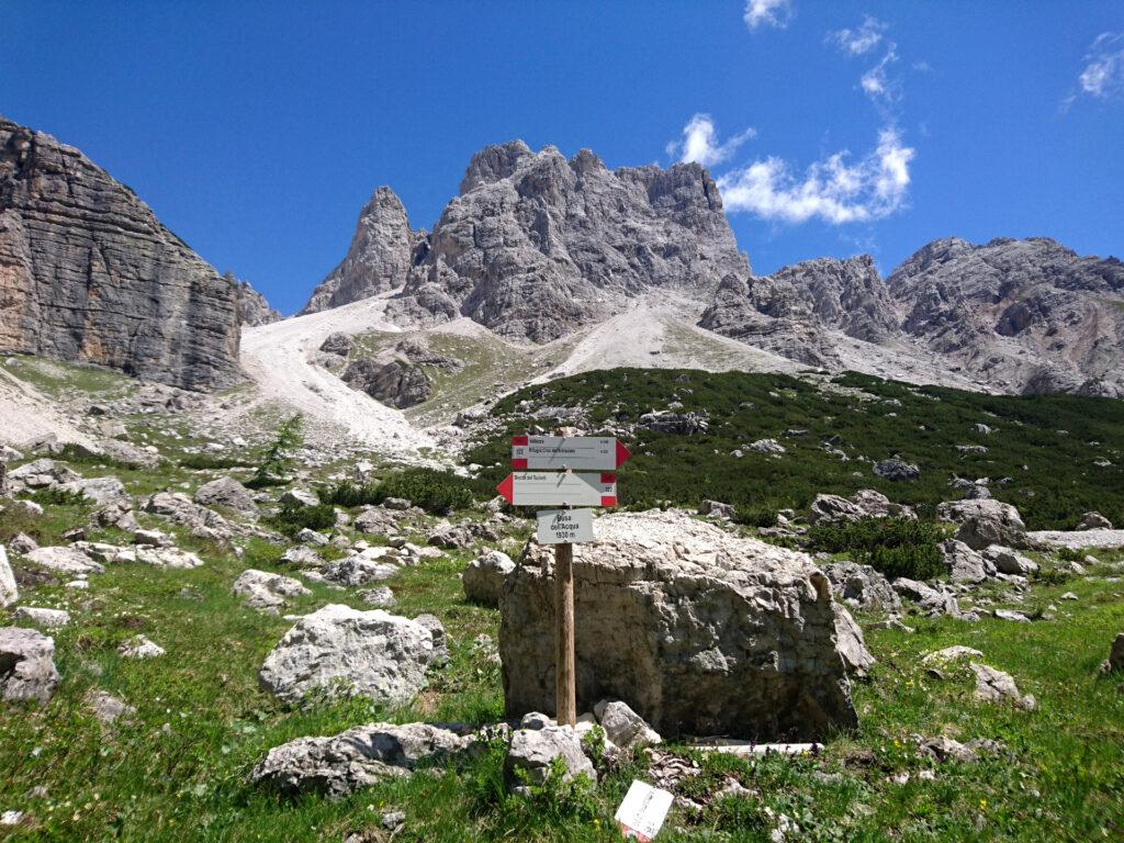 Dopo lunga discesa arriviamo alla Busa dell'Acqua. Per il nostro anello dovremo risalire il ghiaione di fronte che conduce alla bocca di Vallazza