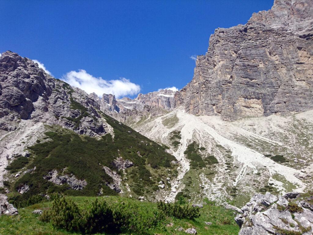 uno sguardo indietro verso il ghiaione appena disceso