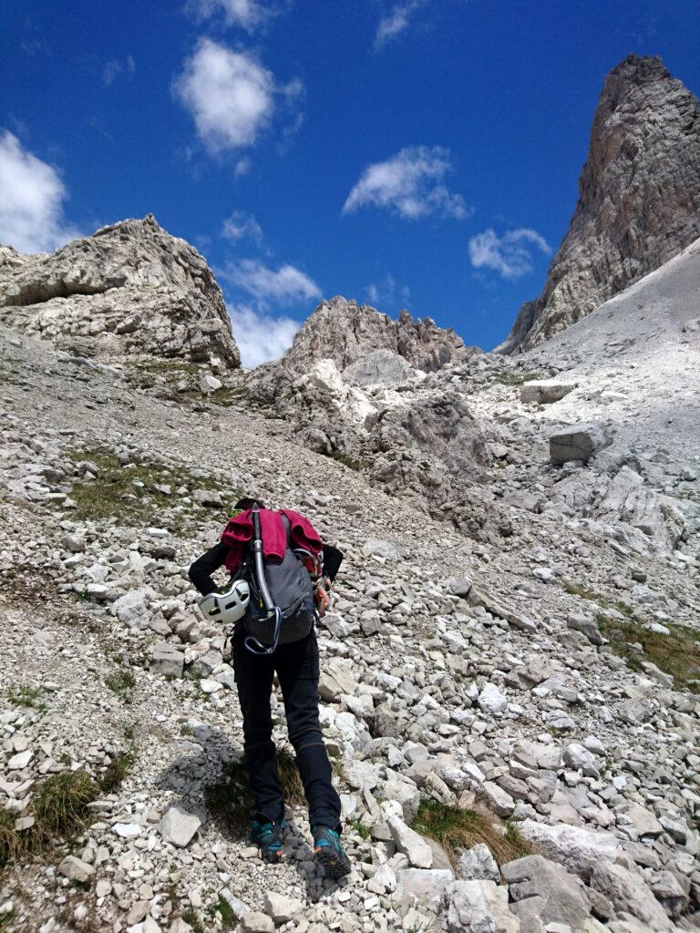 saliamo per sfasciumi verso la bocchetta di Vallazza. La prima parte è ripida ma semplice, la seconda sarà abbastanza un delirio