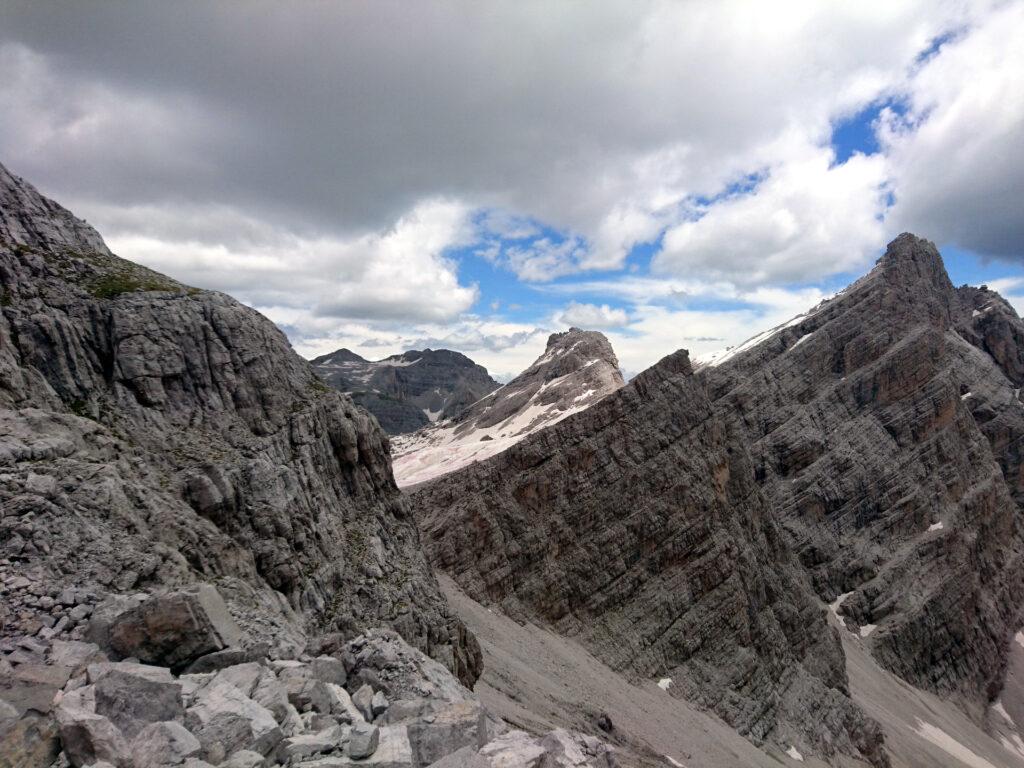 Sono arrivato al passo....peccato che sia quello sbagliato! La bocca di Vallazza è quella dritta di fronte a me e mi toccherà scendere un pezzo e risalire