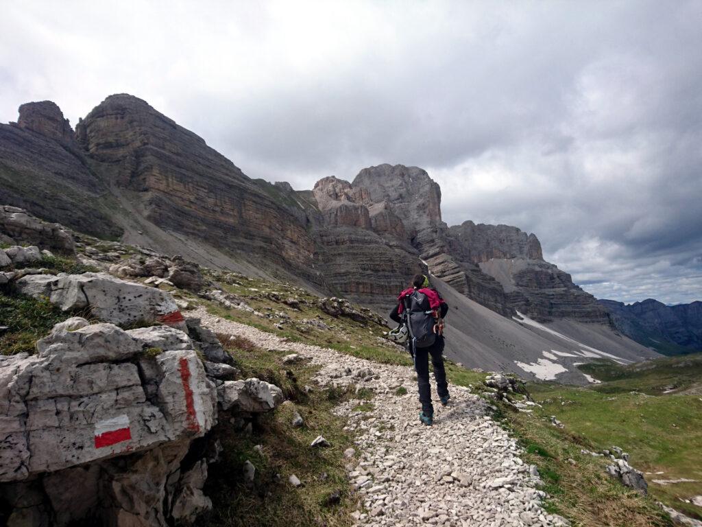 Risaliamo con fatica verso la Pietra Grande e il Passo del Grosté