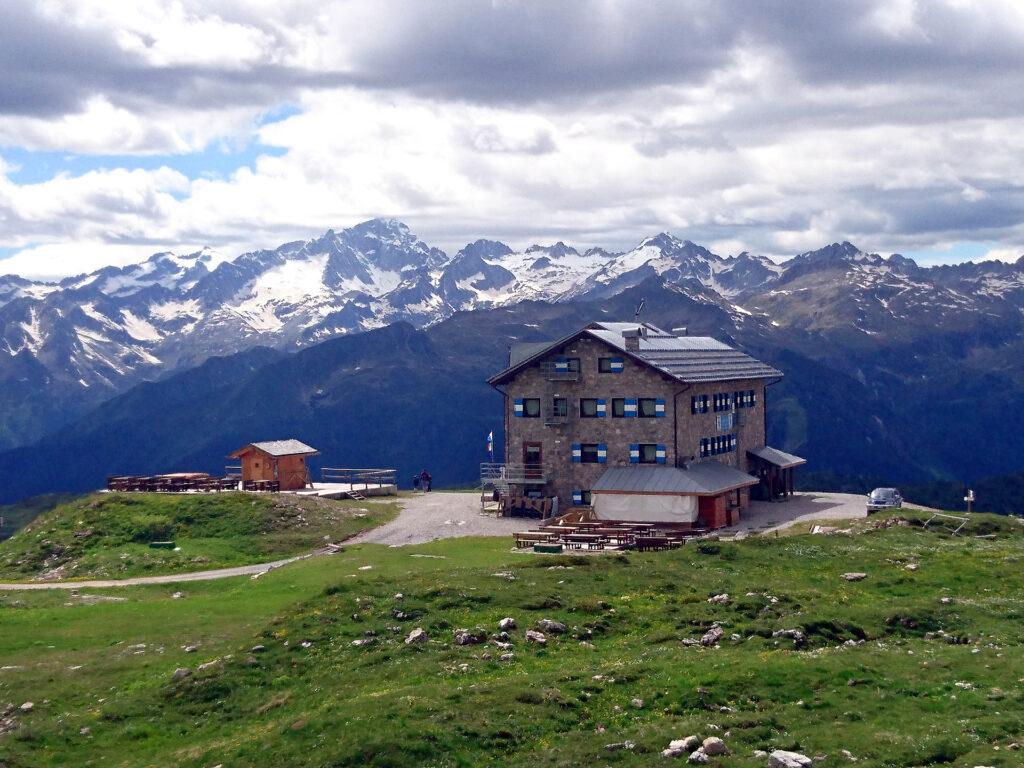 Il Rifugio Graffer e il gruppo della Presanella sullo sfondo