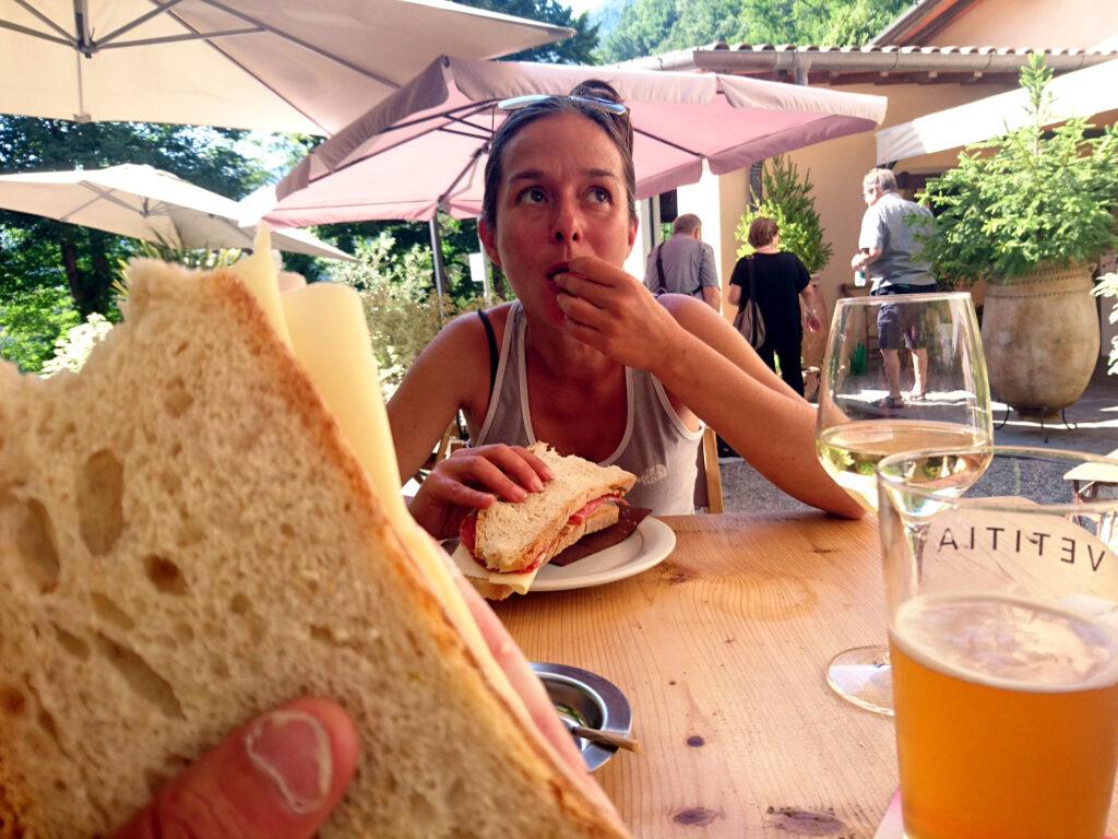 paninazzo e birra di fine gita ad un&#039;osteria lungo la strada di discesa