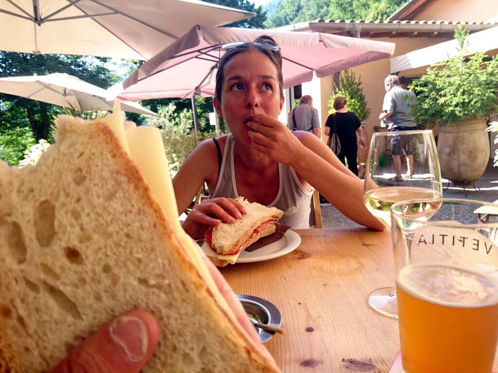 paninazzo e birra di fine gita ad un'osteria lungo la strada di discesa