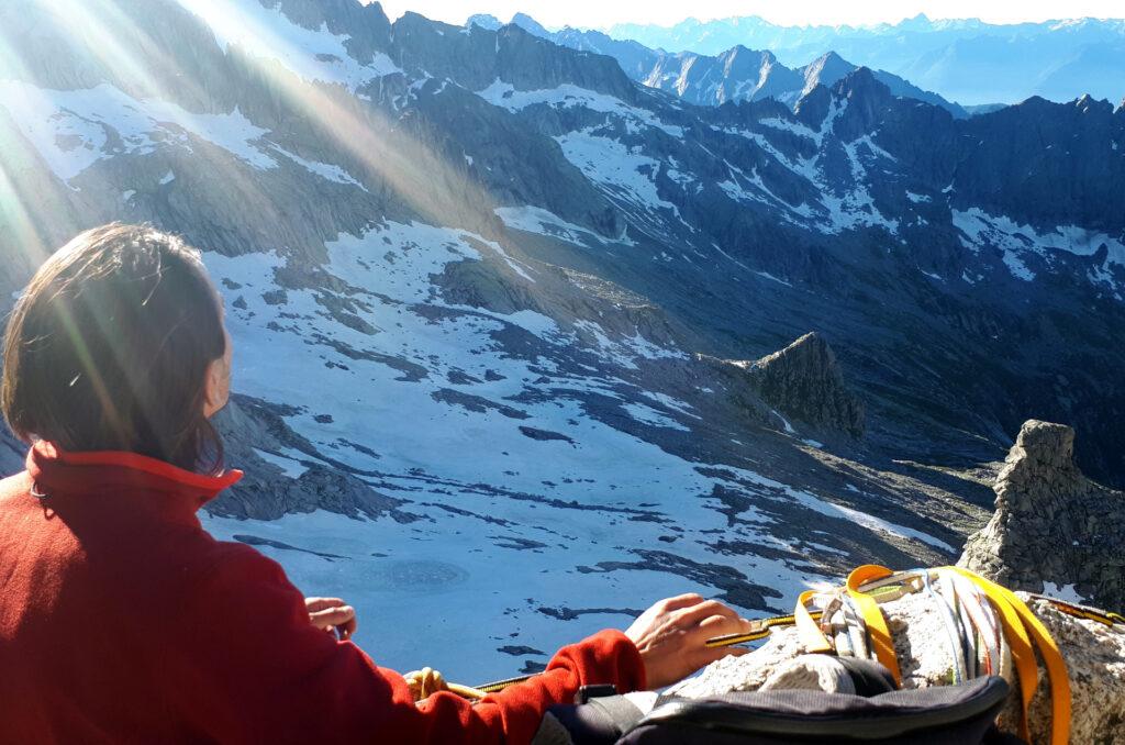 Alla croce sbuca il primo sole. Ci fermiamo 5 minuti per gustarlo fumando una sigaretta