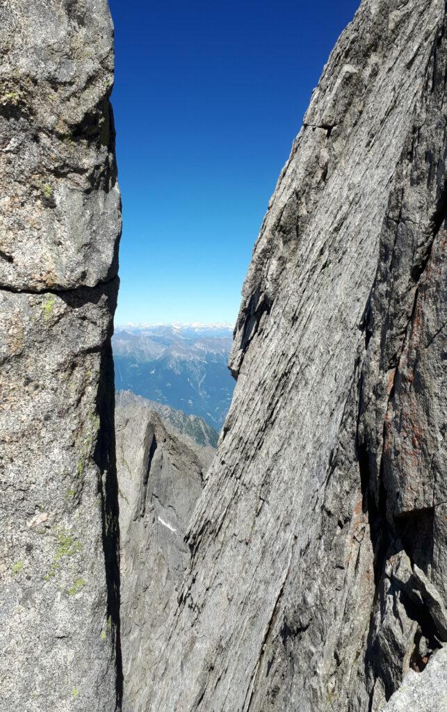 Da questa forcella partono le calate da 60 metri attrezzate dal soccorso alpino, che però ci sono state sconsigliate da tutti