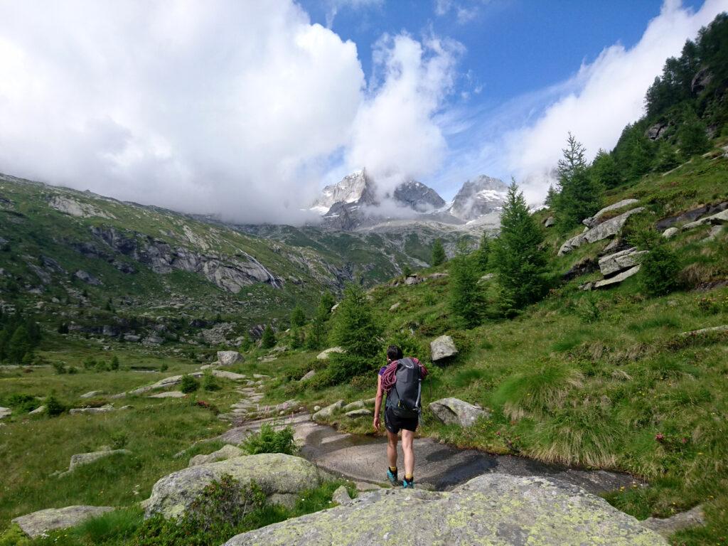 Eccoci alla piana alta. I giganti appaiono e scompaiono tra le nuvole