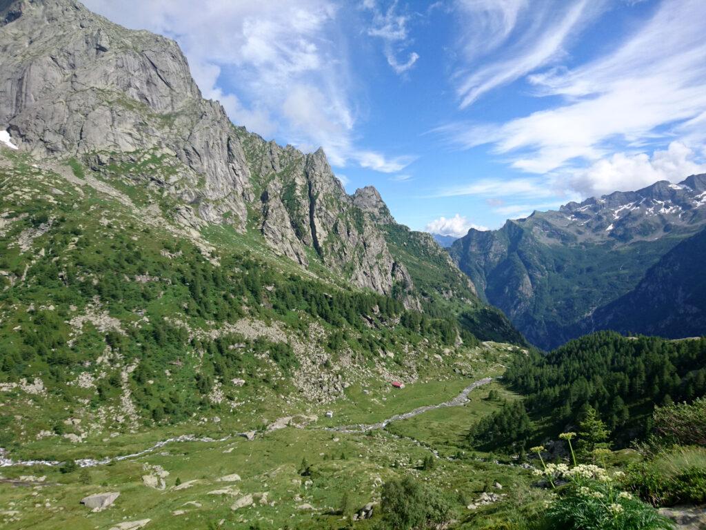 la casera si fa sempre più piccola. Sullo sfondo al centro la cima del Cavalcorto