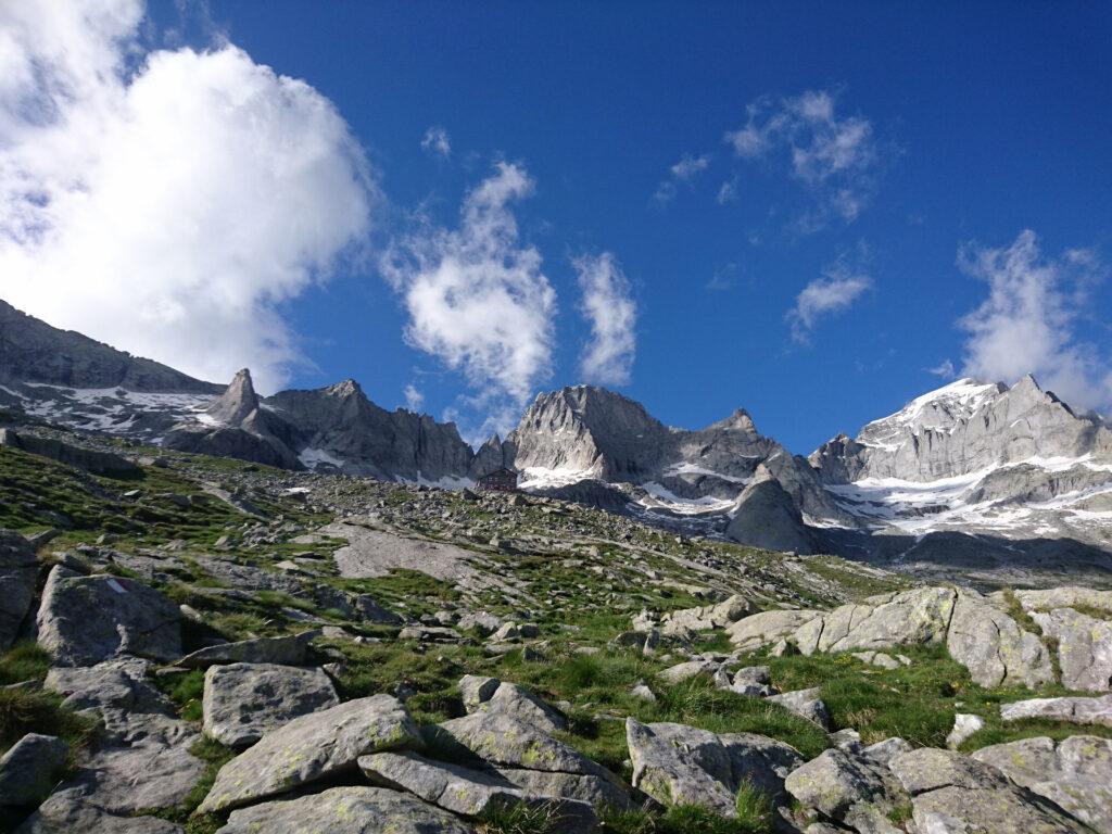 Finalmente vediamo il rifugio e le nostre possibili mete del giorno dopo: Punta Sertori o Pizzo Badile