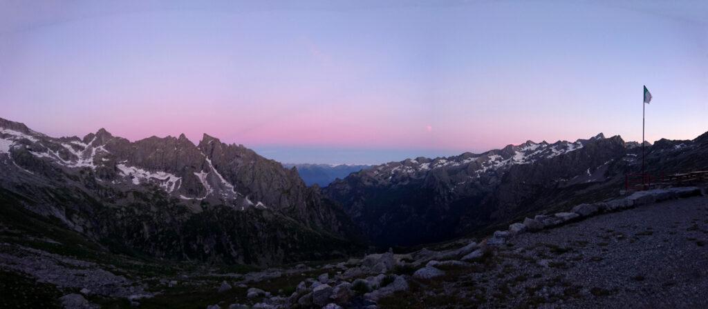 Panorama al tramonto dal rifugio Gianetti