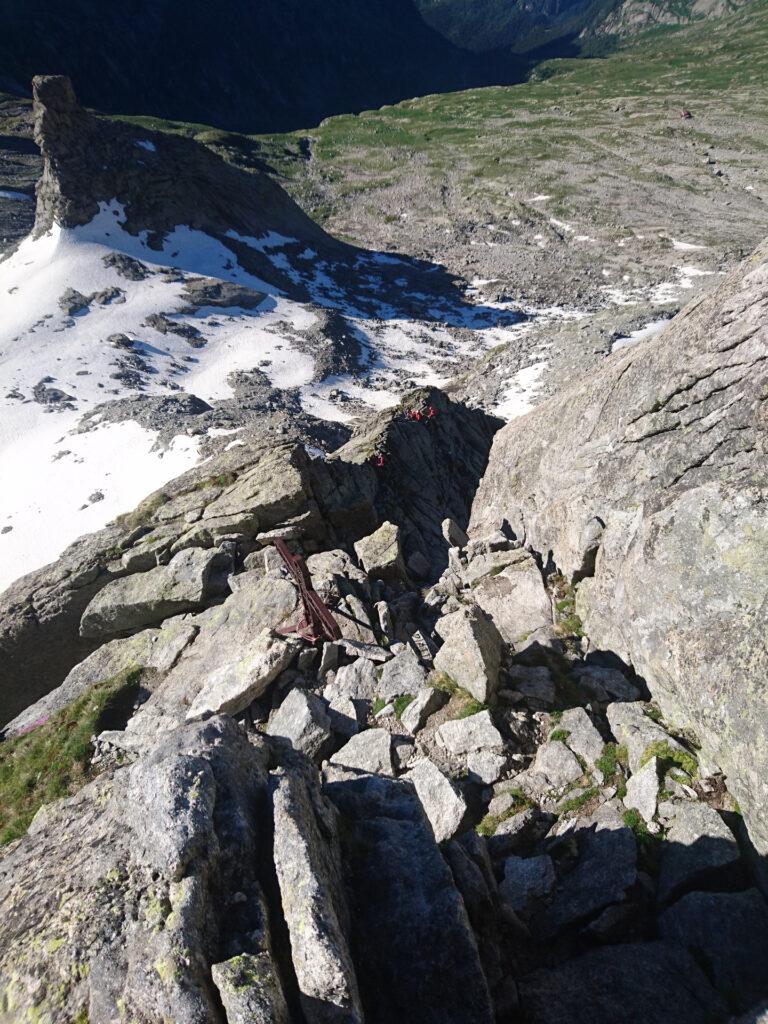 Ripartendo dalla croce vediamo che arrivano in massa altre cordate che scopriremo essere i Ragni di Lecco