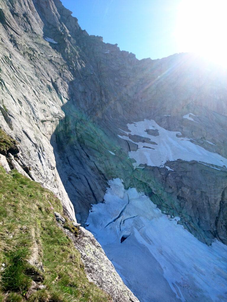 alla base della parete su cui sale la Via Molteni un po' di simpatici crepacci mangiauomini