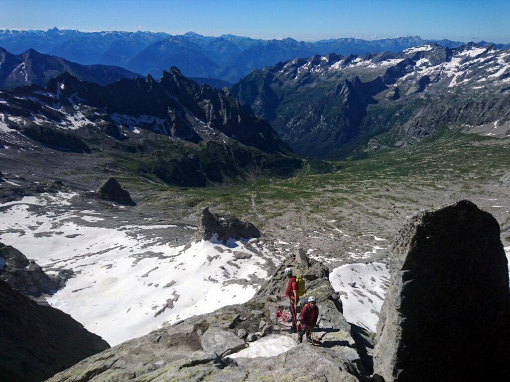 Erica su un terrazzone prima di attaccare gli ultimi 100 metri di parete