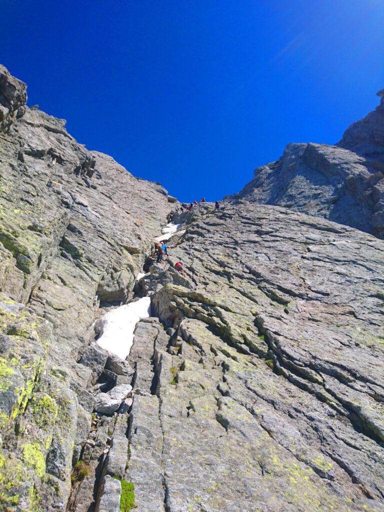 Lungo e facile camino che porta verso tiri finali