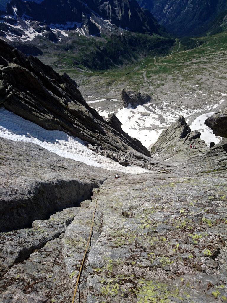 Il bel diedro dell'ultimo tiro visto dall'alto con Erica che sta partendo