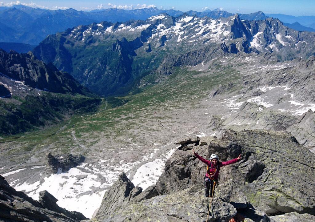 Erica felice e soddisfatta sulla vetta del Pizzo Badile