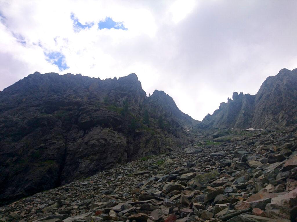 Giunti a questo punto ci siamo resi conto di aver aggirato la bastionata dal lato errato. Quindi torneremo fino alla sua base e proseguiremo all'interno del vallone di Sardegnana