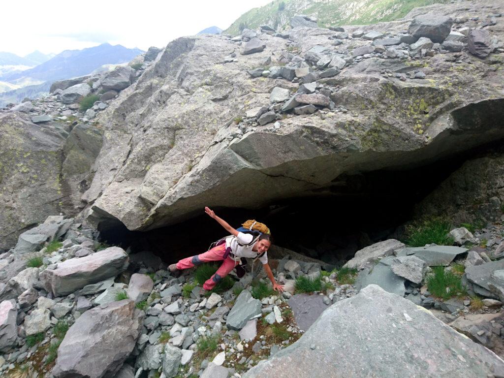 Erica gioca a fare plank laterali sotto gli enormi sfasciumi del vallone di Sardegnana