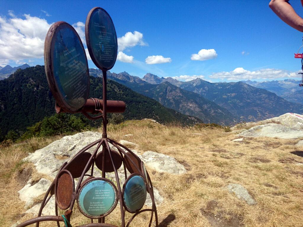 La strana scultura di vetta. Se ne trovano svariate su questa montagna