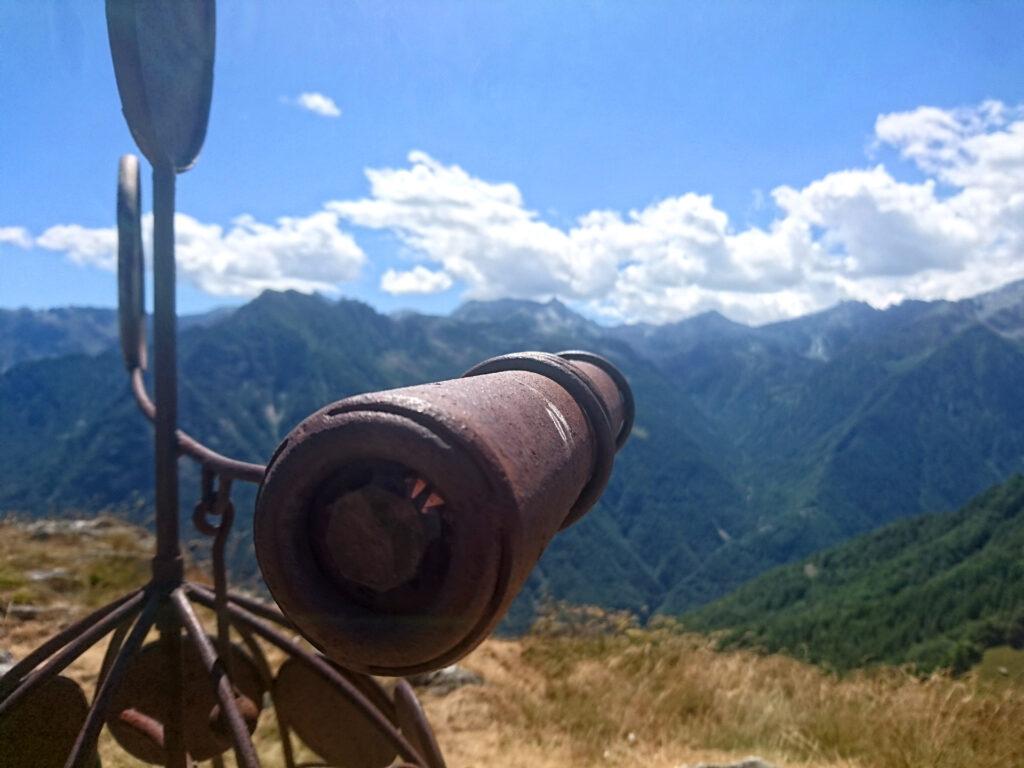 Lo strano caleidoscopio montato sulla scultura di vetta