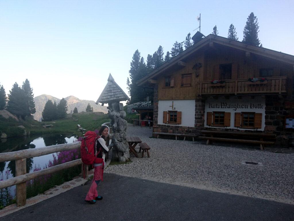 partenza! da Passo Manghen si comincia a camminare, proprio di fianco alla Baita con laghetto annesso