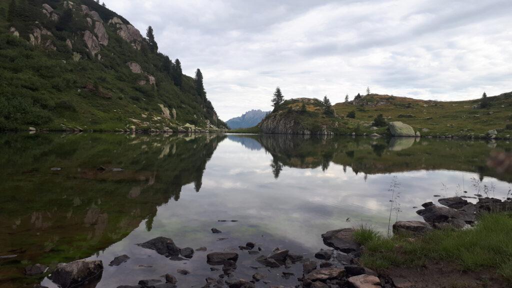 mattino presto al Lago delle Trote: l&#039;acqua è immobile