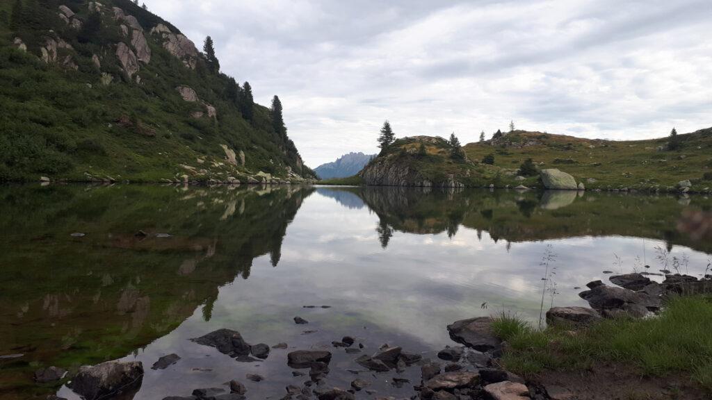 mattino presto al Lago delle Trote: l'acqua è immobile