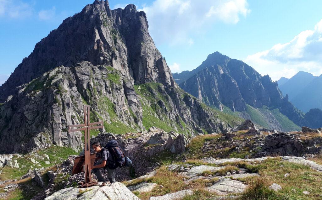 Questa se non ricordo male è la forcella Letigosa. Da qui parte un lungo traverso sotto rocce imponenti