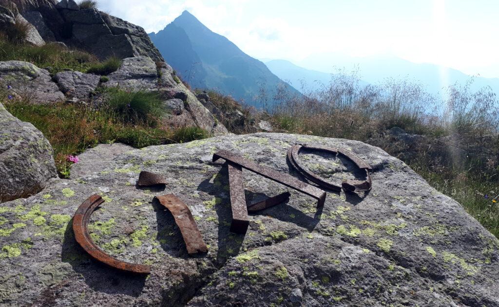 Un saluto fatto con i resti di guerra