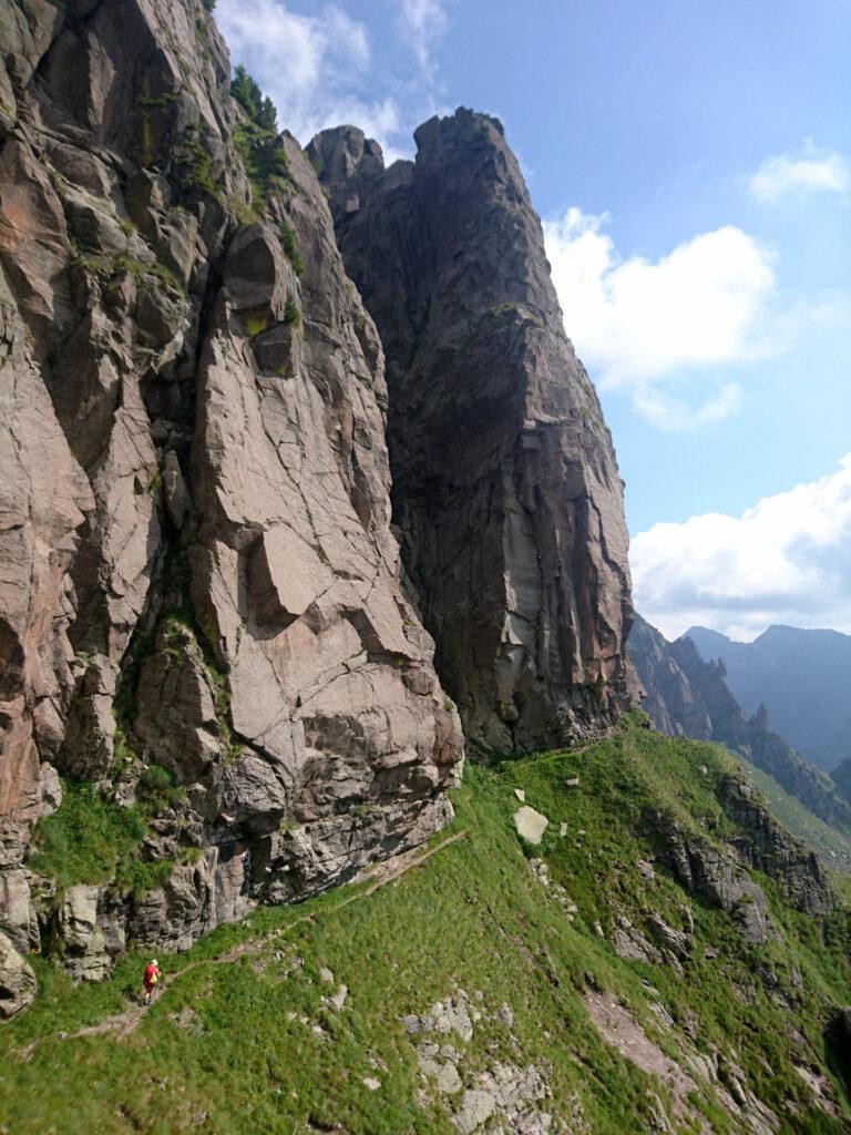 Si traversa sotto queste bellissime placche dove troveremo anche un&#039;inaspettata fonte d&#039;acqua