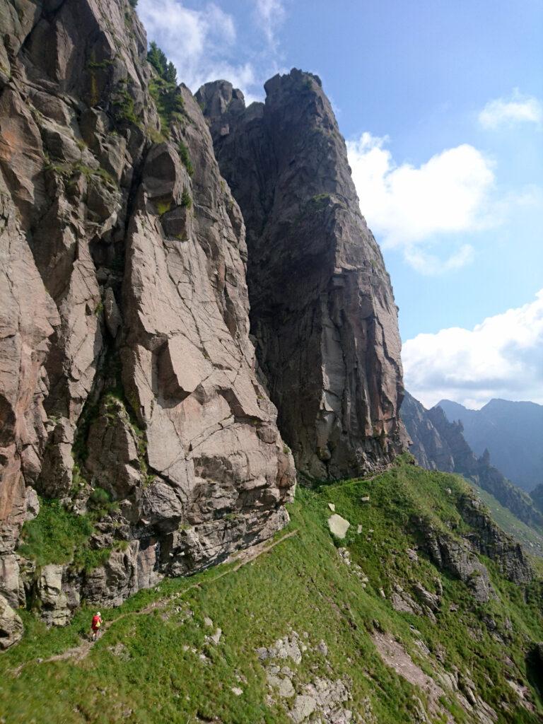 Si traversa sotto queste bellissime placche dove troveremo anche un'inaspettata fonte d'acqua