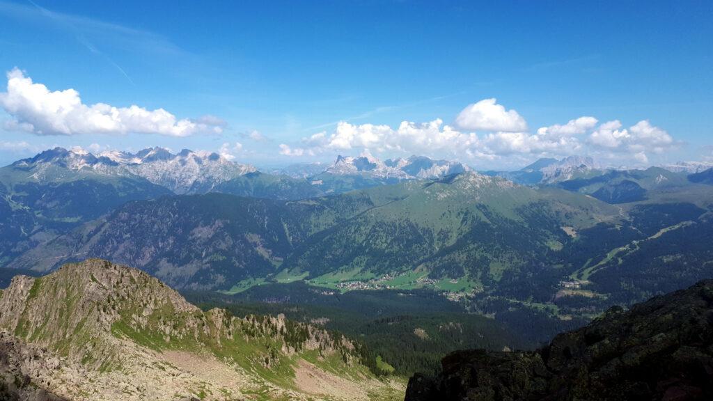 al Passo di Cece o quasi, il panorama sia apre su tutte le Dolomiti