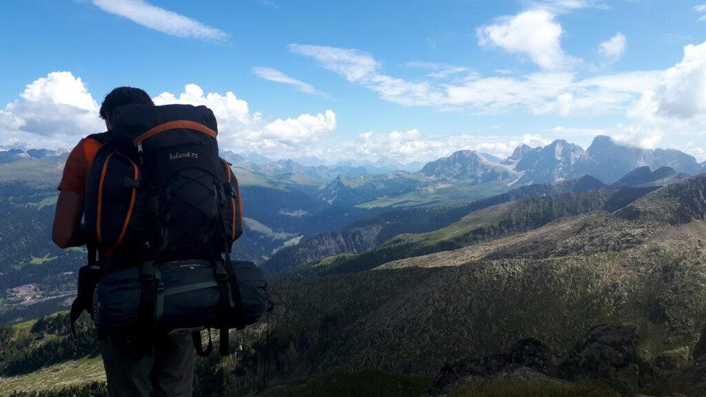 al Passo di Cece o quasi, il panorama sia apre su tutte le Dolomiti