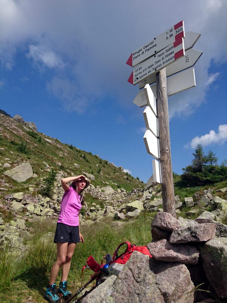 Eccoci finalmente al passo! Ora non resta che districarsi tra i numerosi cartelli per capire l'itinerario