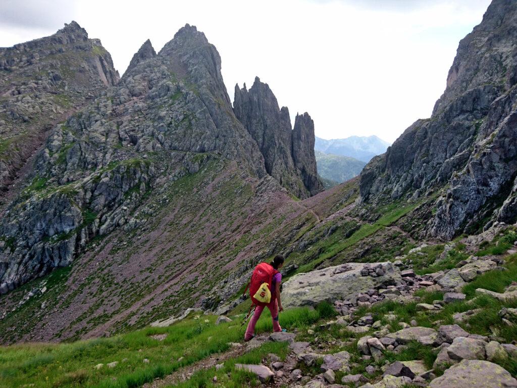 lunghi traversi costeggiano le pareti rocciose in continui saliscendi