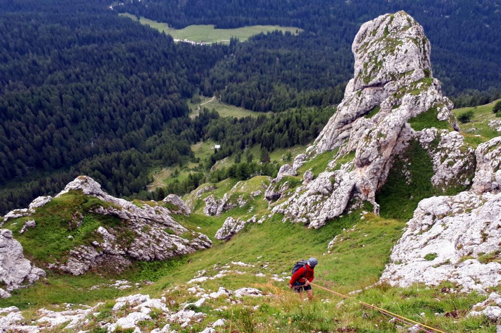 Ci caliamo per prati in direzione della Mondifrà. Poi dovremo attraversare per raggiungere il prato dal lato opposto della vetta