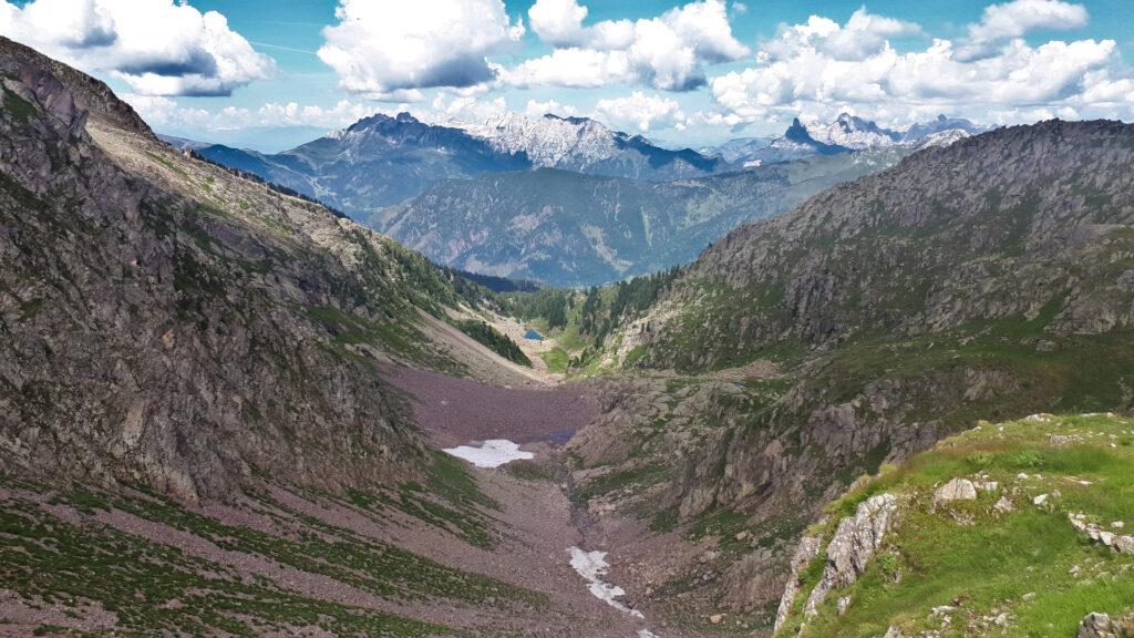 Latemar e Catinaccio, di fronte a noi; sotto, molto sotto, il laghetto Caserina