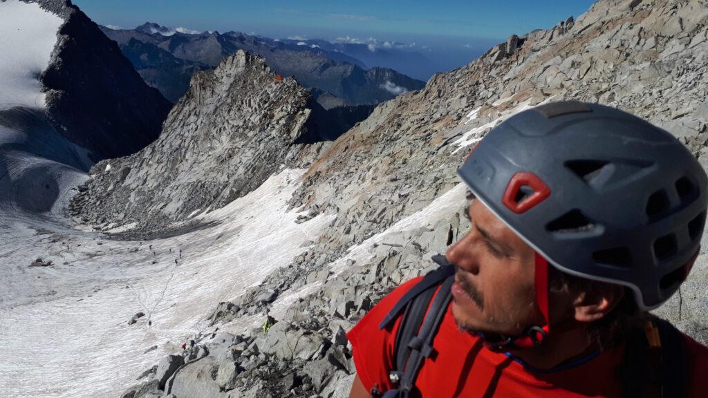 millemila skyrunner salgono dal lato lombardo: sullo sfondo, il puntino rosso, è il Bivacco Ugolini