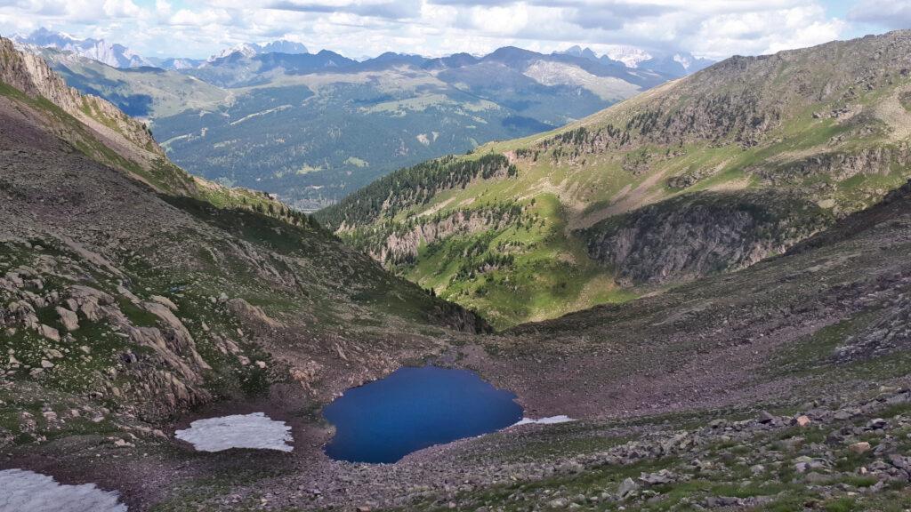 laghetto alpino, sotto al sentiero