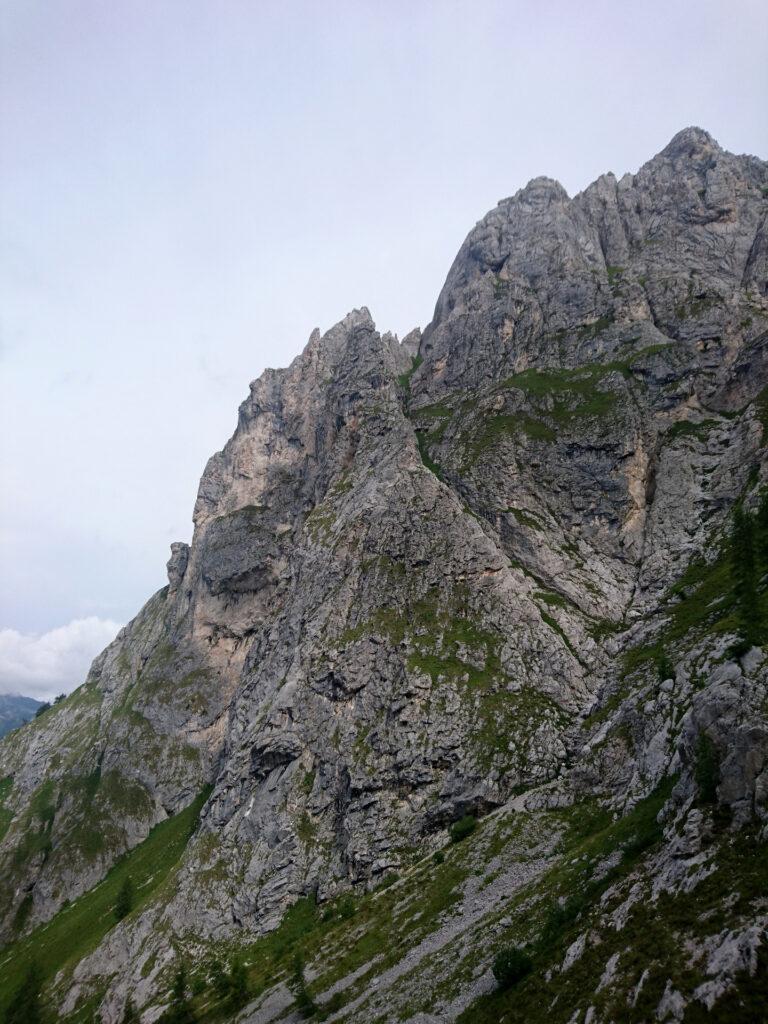 Siamo all'attacco e lo spigolo si vede in tutta la sua interezza. Basta traversare in orizzontale per raggiungere l'attacco