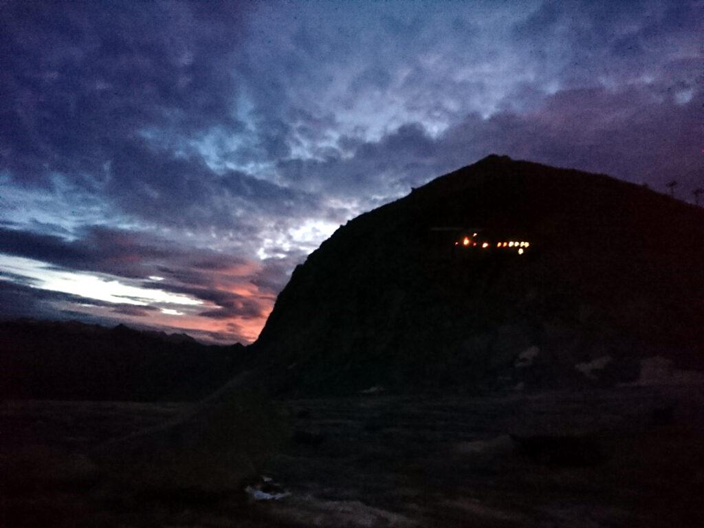 l&#039;alba: i puntini luminosi sono le finestrelle del rifugio Lobbia Alta