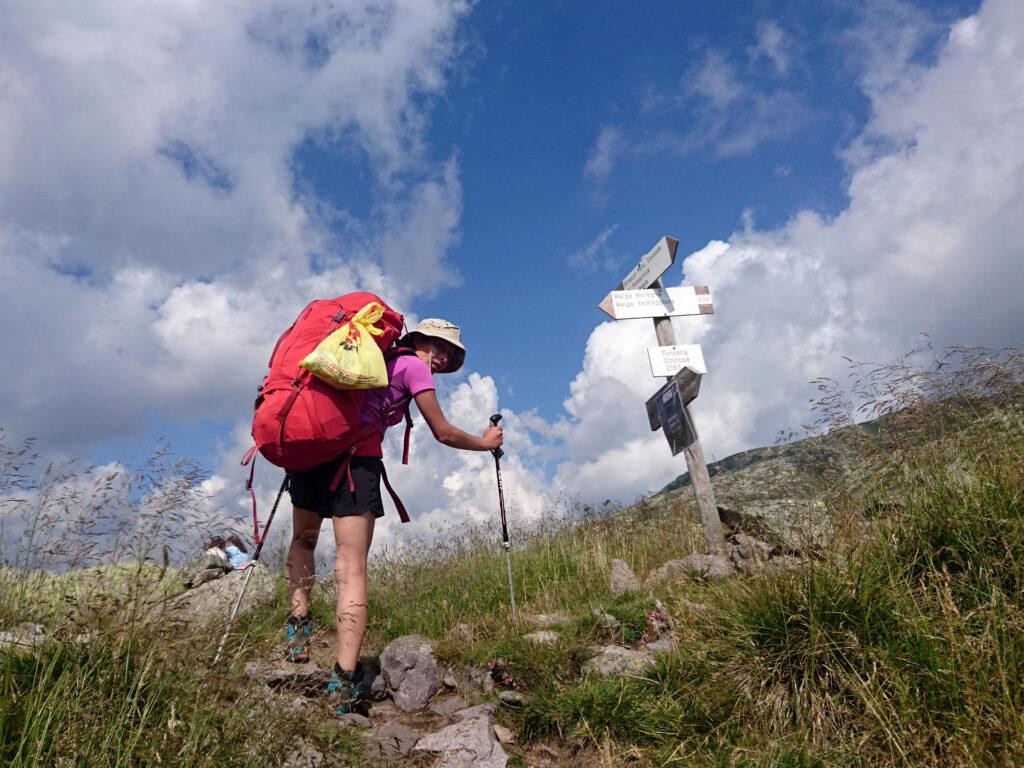 appena oltre il bivacco si arriva a un passo sotto al quale ci appare una meraviglia....